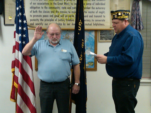 Paul Wallman_swears_in_First_Vice-Commander_Roy_Bretthorst
